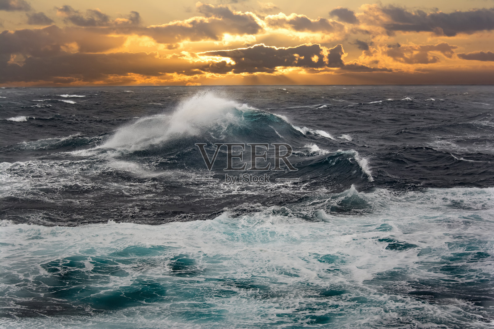暴风雨期间大西洋的海浪。照片摄影图片