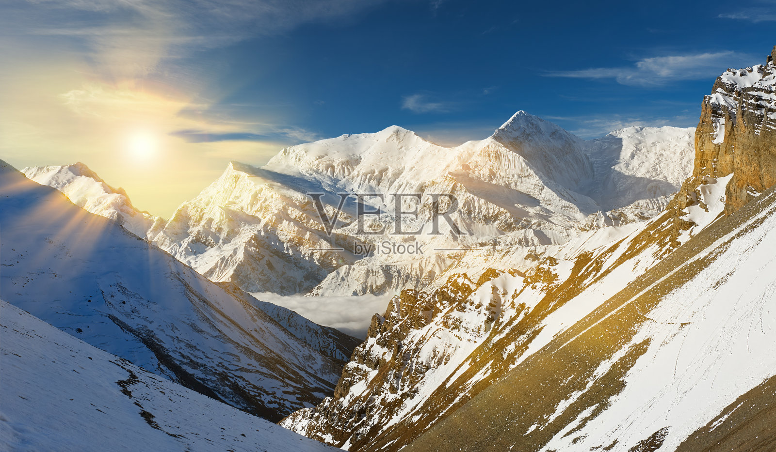 位于尼泊尔喜马拉雅山脉的安纳普尔纳山脉。照片摄影图片