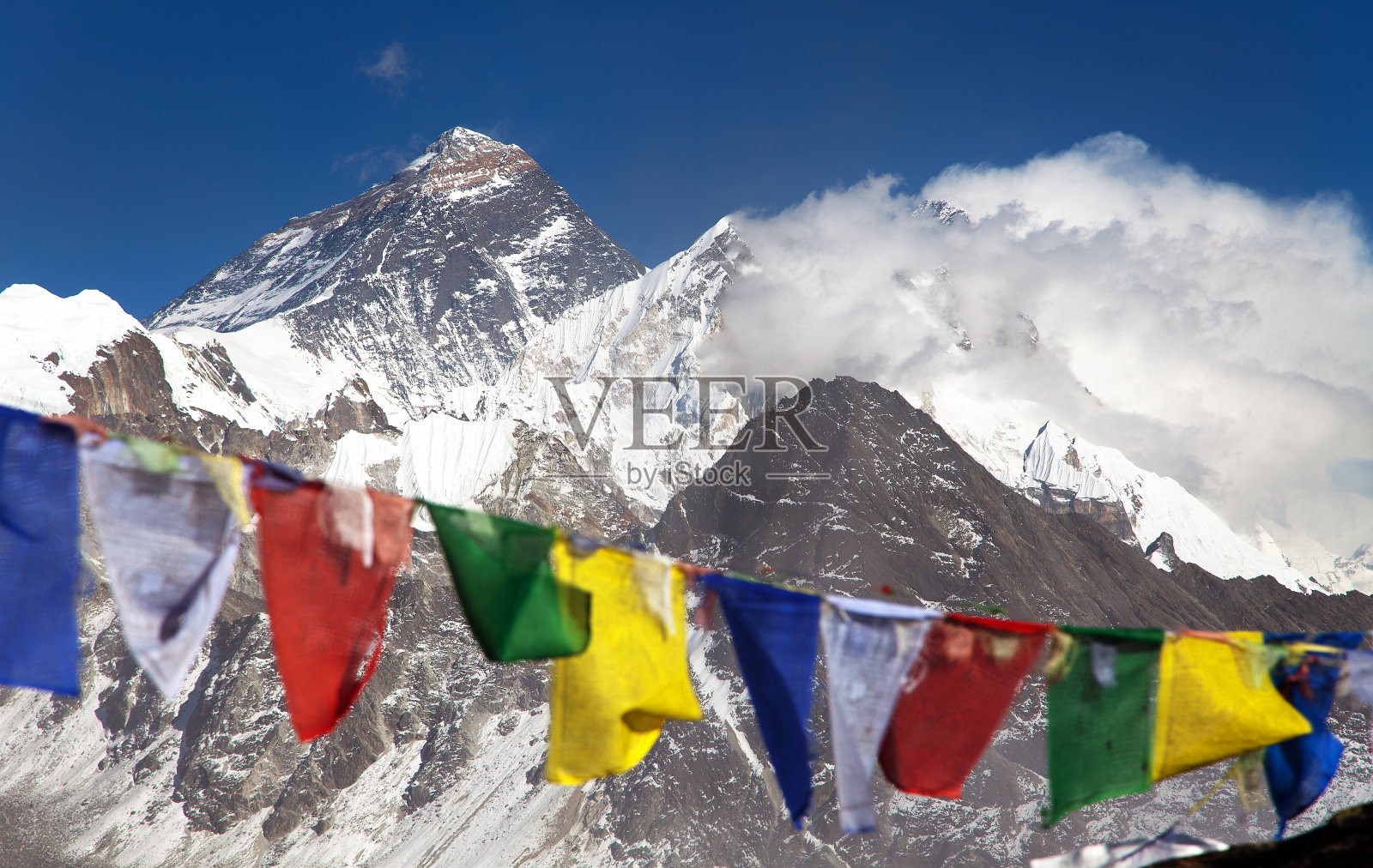 喜马拉雅山和珠穆朗玛峰上挂着祈祷旗照片摄影图片