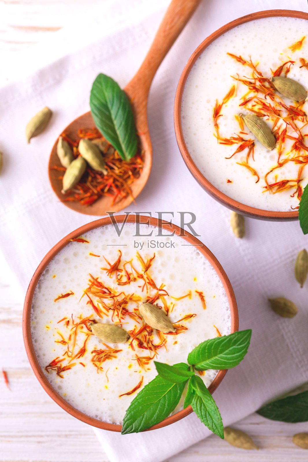 传统的印度小豆蔻，薄荷和藏红花凝乳照片摄影图片