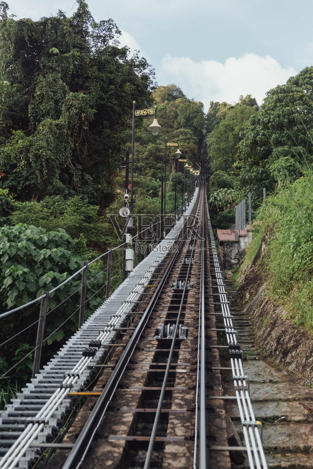 通往乔治城槟榔山山顶的单轨火车站。马来西亚槟城,。照片摄影图片