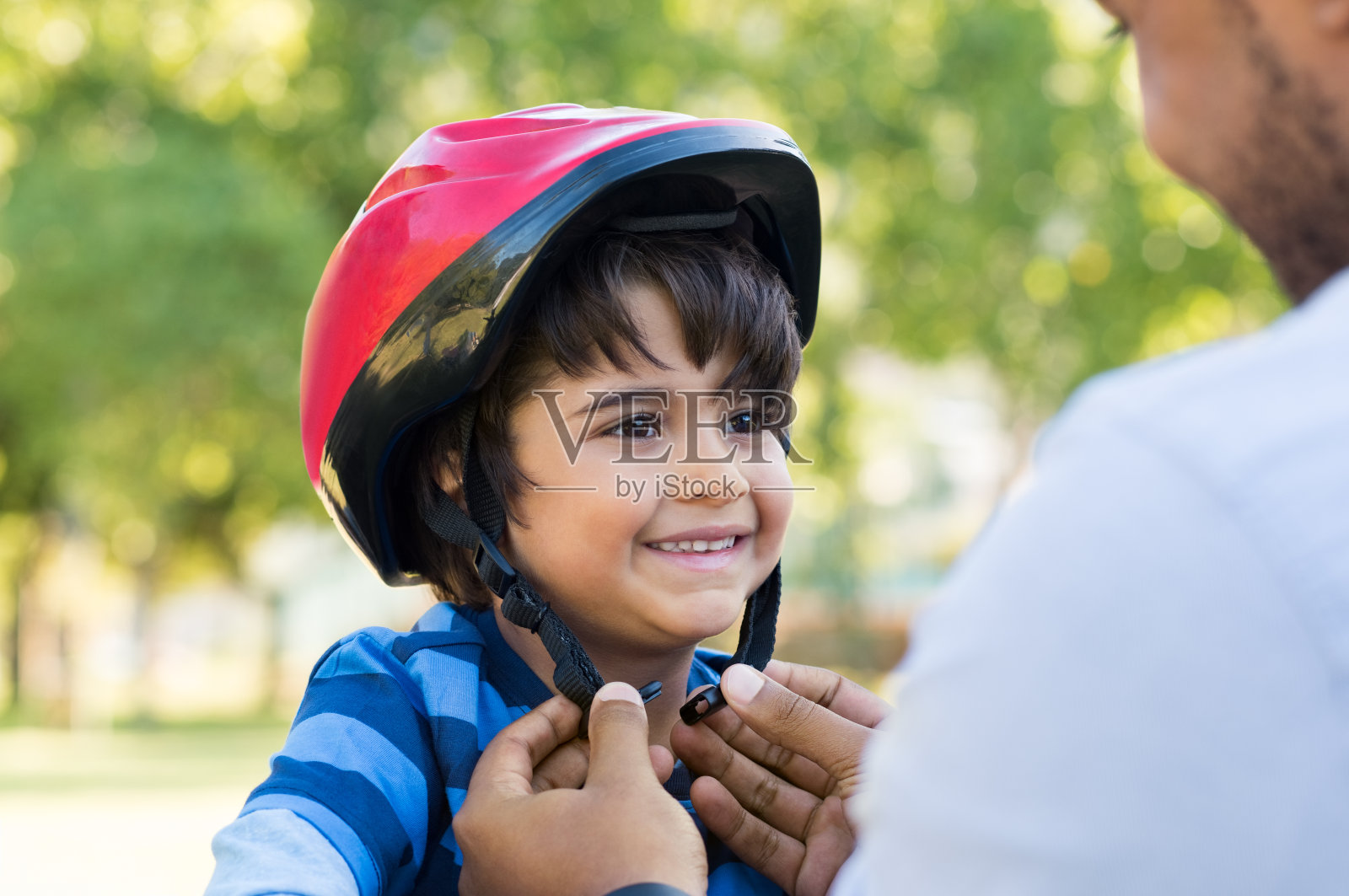 男孩戴自行车头盔照片摄影图片