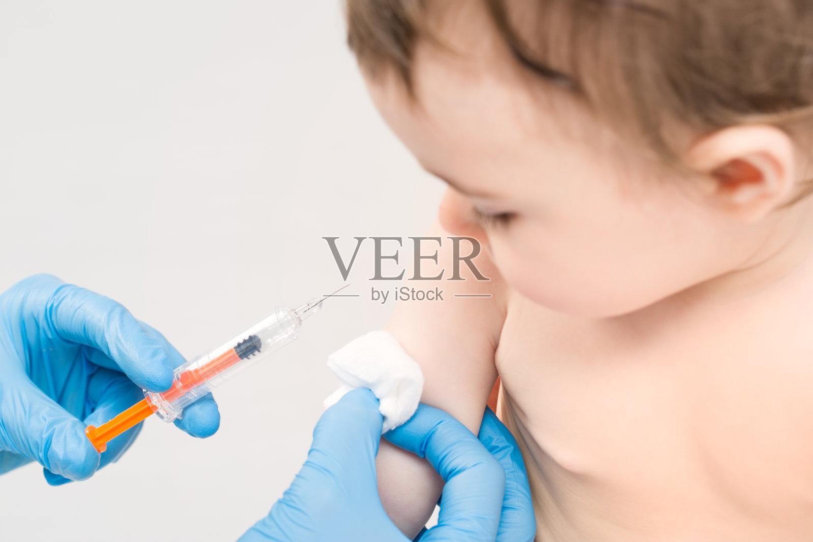 疫苗接种的小女孩。照片摄影图片