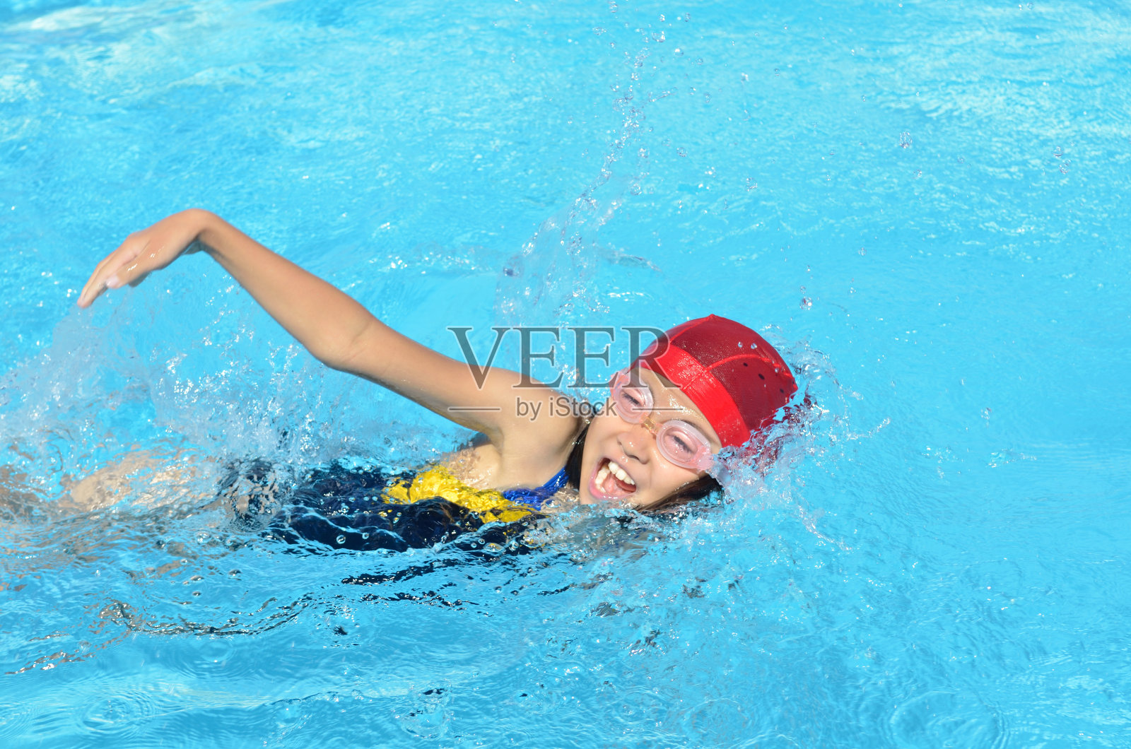女孩在游泳池里游泳照片摄影图片