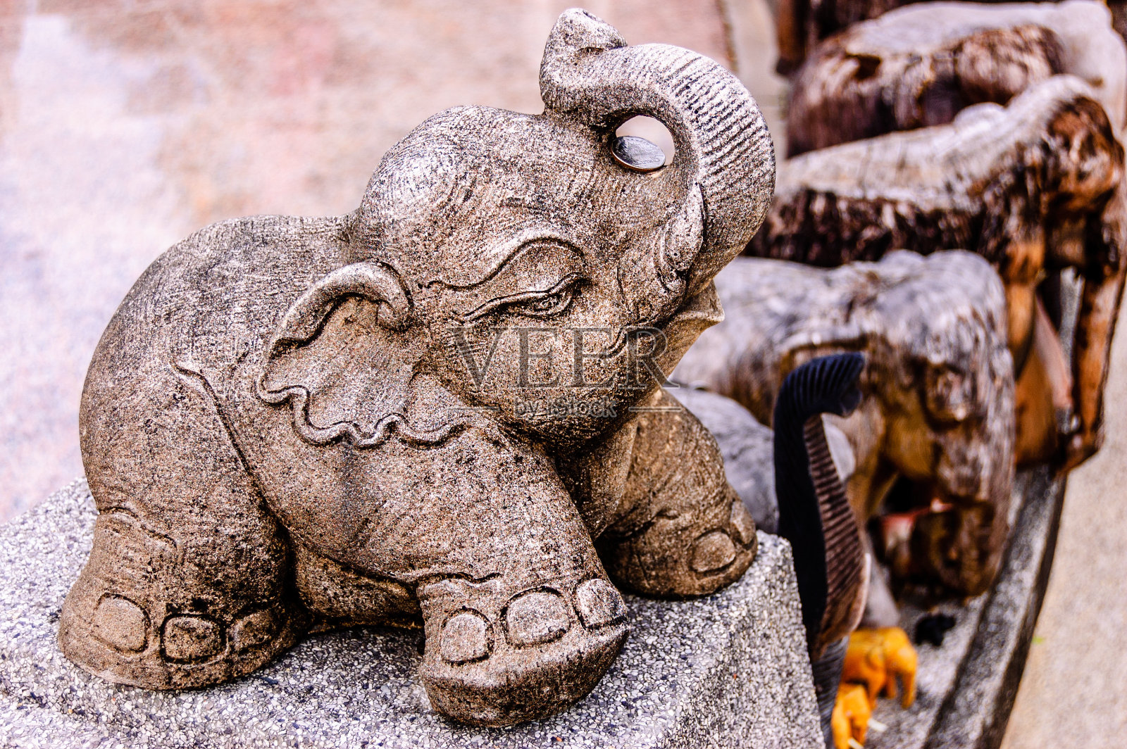 象宝宝雕像在神社照片摄影图片