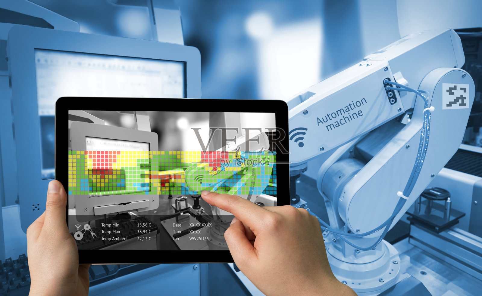 工业4.0概念。带有增强现实屏幕软件的手持式平板电脑和智能工厂背景下的自动化无线机器人手臂的蓝色调照片摄影图片