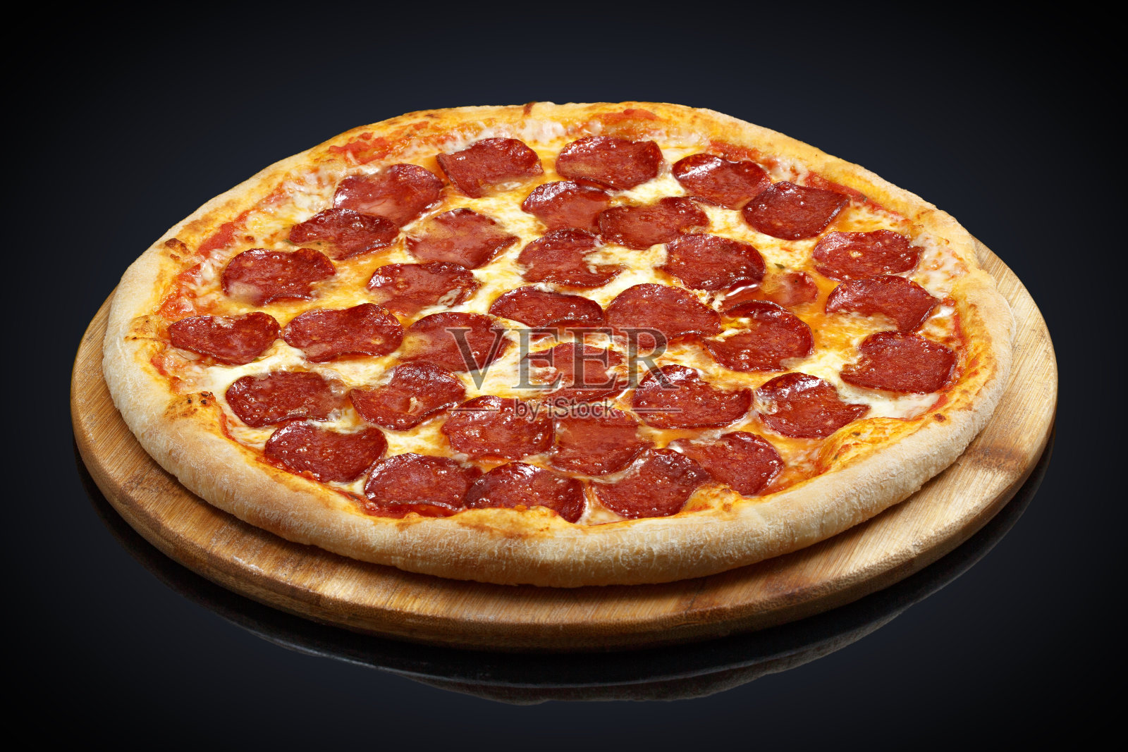 披萨意大利辣香肠，马苏里拉奶酪，牛至照片摄影图片