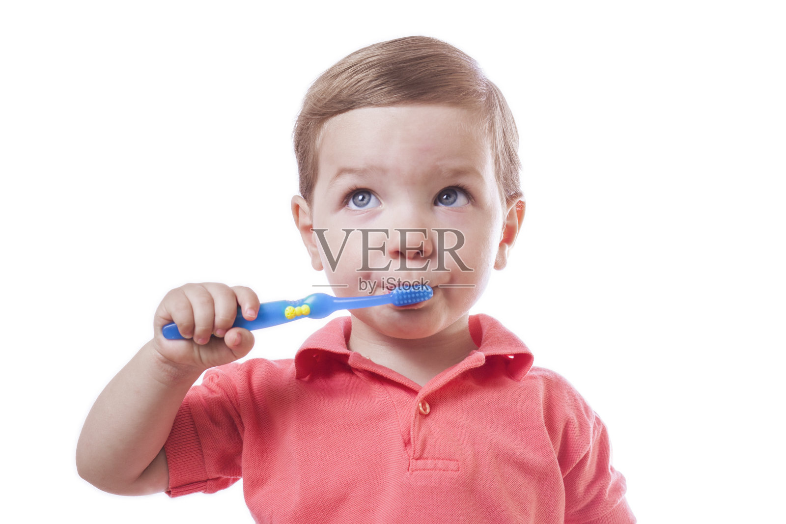 可爱的小男孩正在刷牙照片摄影图片