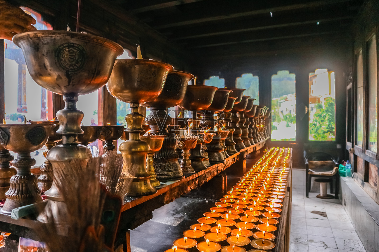 不丹廷布Zangdhopelri寺点燃祈祷蜡烛照片摄影图片