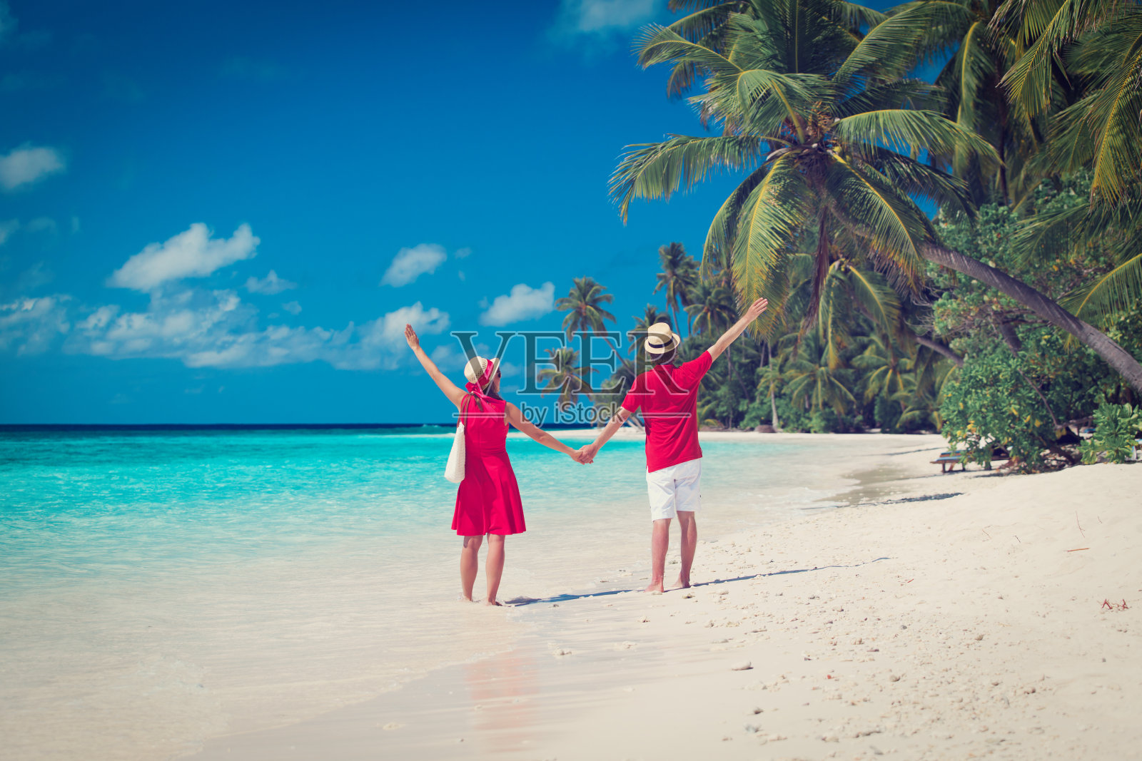 热带海滩上一对幸福的情侣照片摄影图片