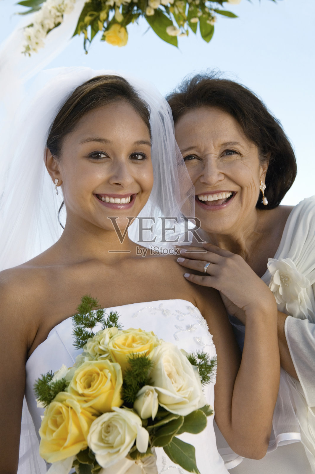 快乐的伴娘和母亲与鲜花花束照片摄影图片