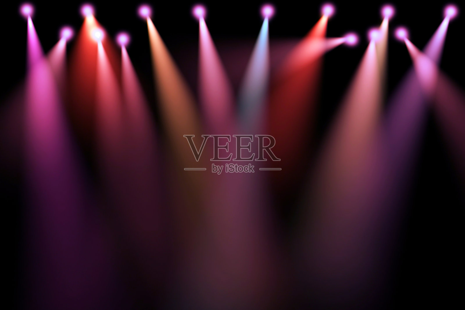 舞台灯光五彩缤纷，放映机在暗、紫、红、蓝的柔和灯光下聚光照片摄影图片
