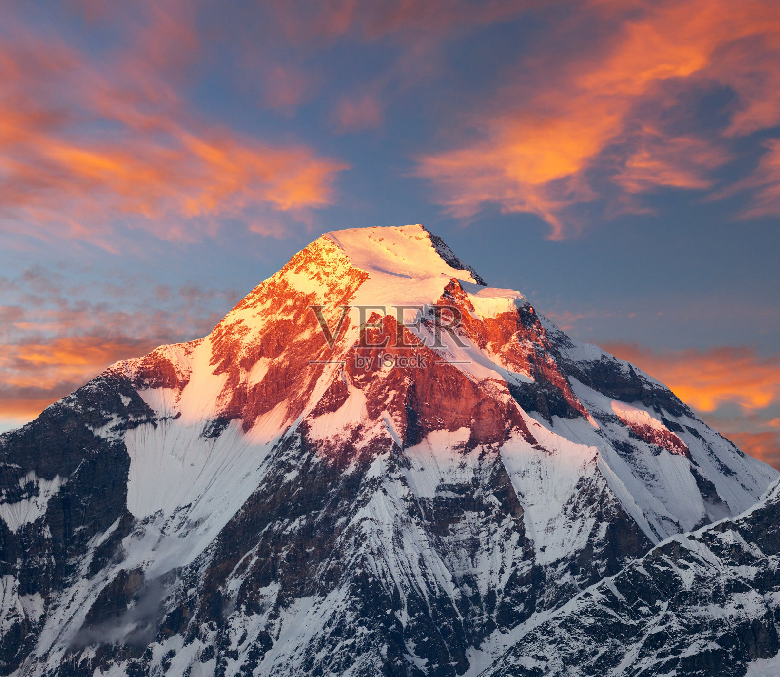 尼泊尔喜马拉雅山的道拉吉里山的傍晚日落照片摄影图片