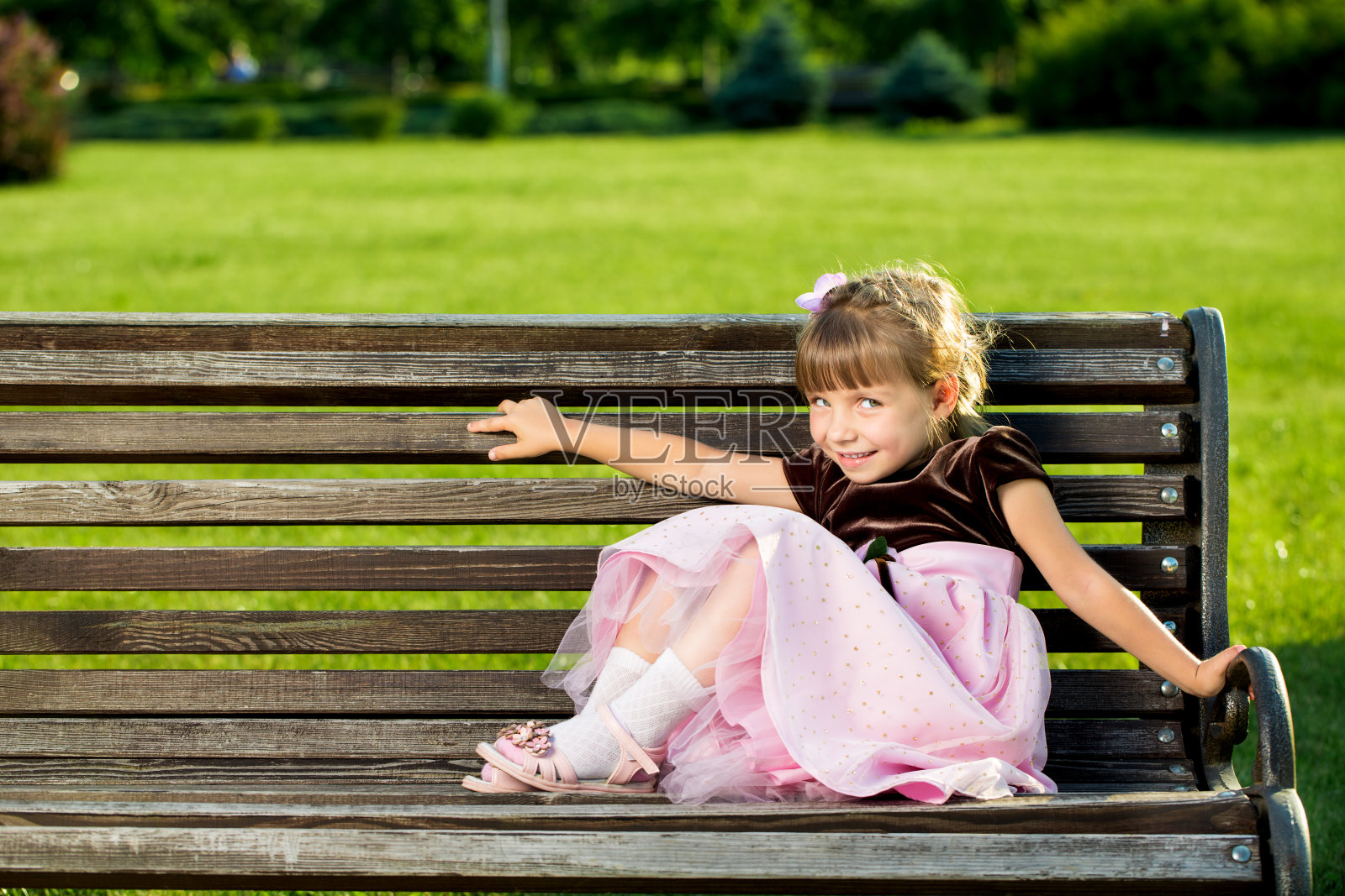 在公园里微笑的小女孩照片摄影图片
