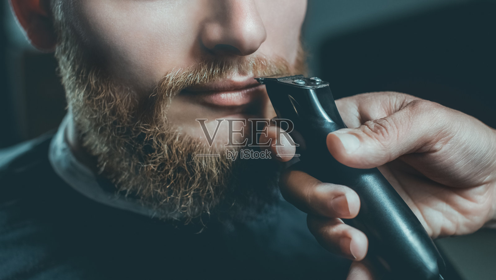 男性美发师剪胡子和小胡子照片摄影图片