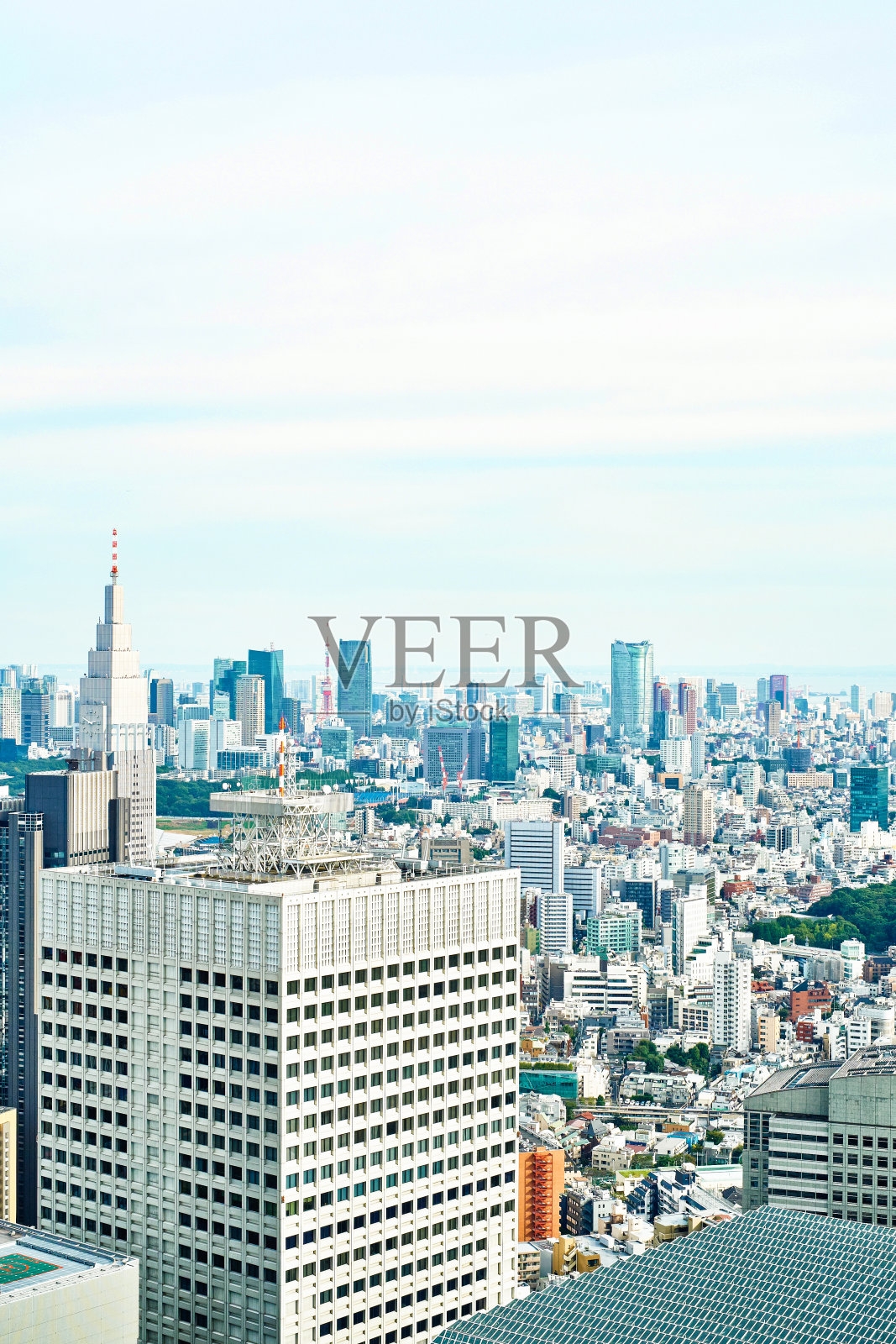 亚洲地产和企业建设的商业理念——日本东京，日出下的鸟瞰图和早晨湛蓝明亮的天空照片摄影图片
