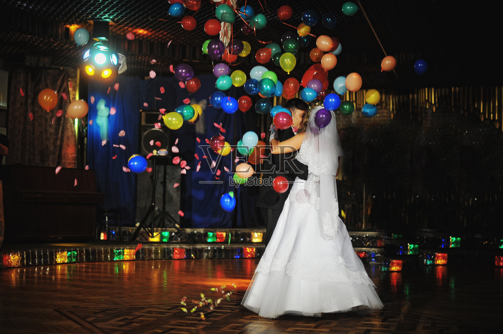 婚礼上用夜灯和气球跳舞照片摄影图片