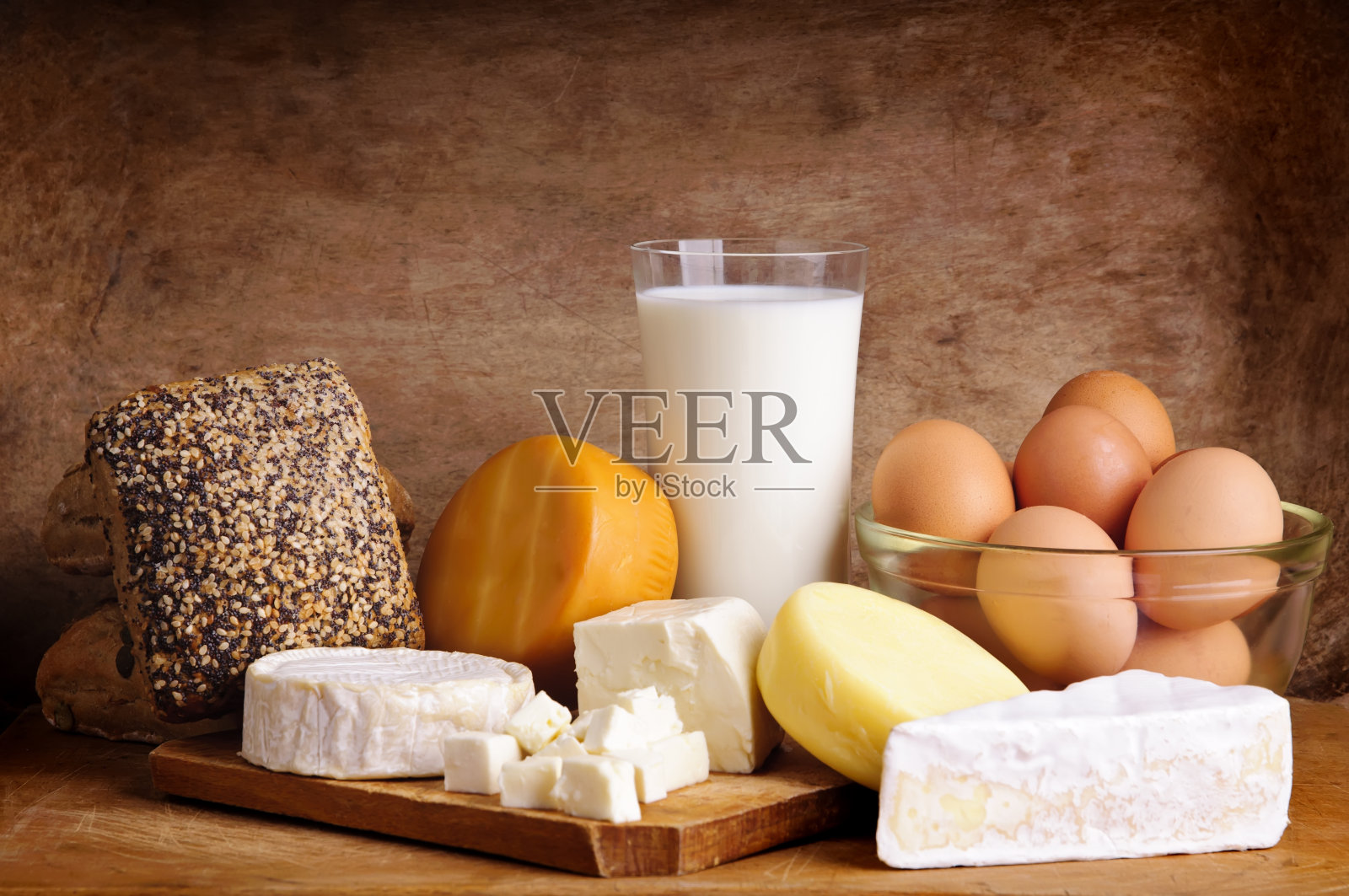 奶酪、面包、牛奶和鸡蛋照片摄影图片