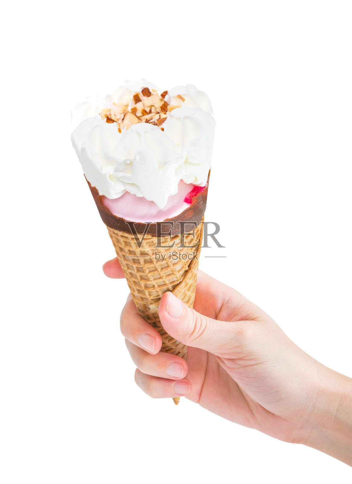 美丽的亚洲女性右手孤立在白色背景上(包括剪影路径)，草莓冰淇淋甜筒顶部有奶油和杏仁。照片摄影图片