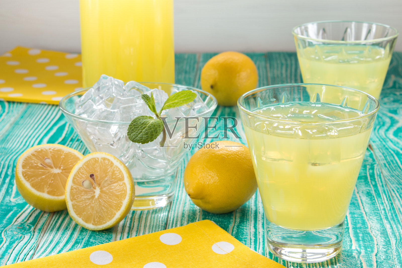 用玻璃杯盛柠檬水或柠檬水照片摄影图片