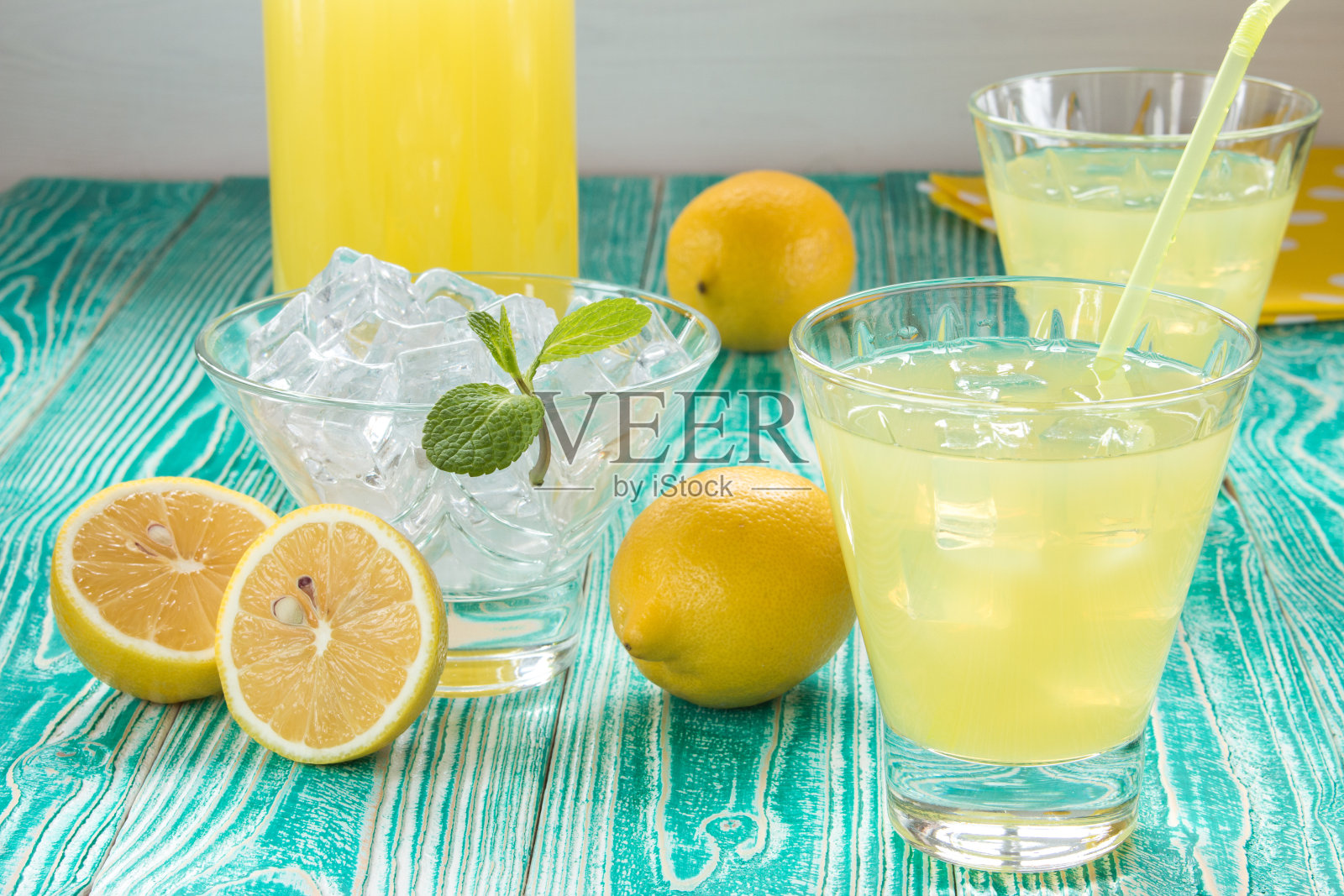 用玻璃杯盛柠檬水或柠檬水照片摄影图片