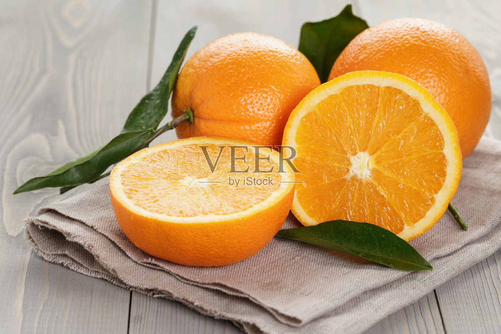 成熟的橙子放在木桌上照片摄影图片