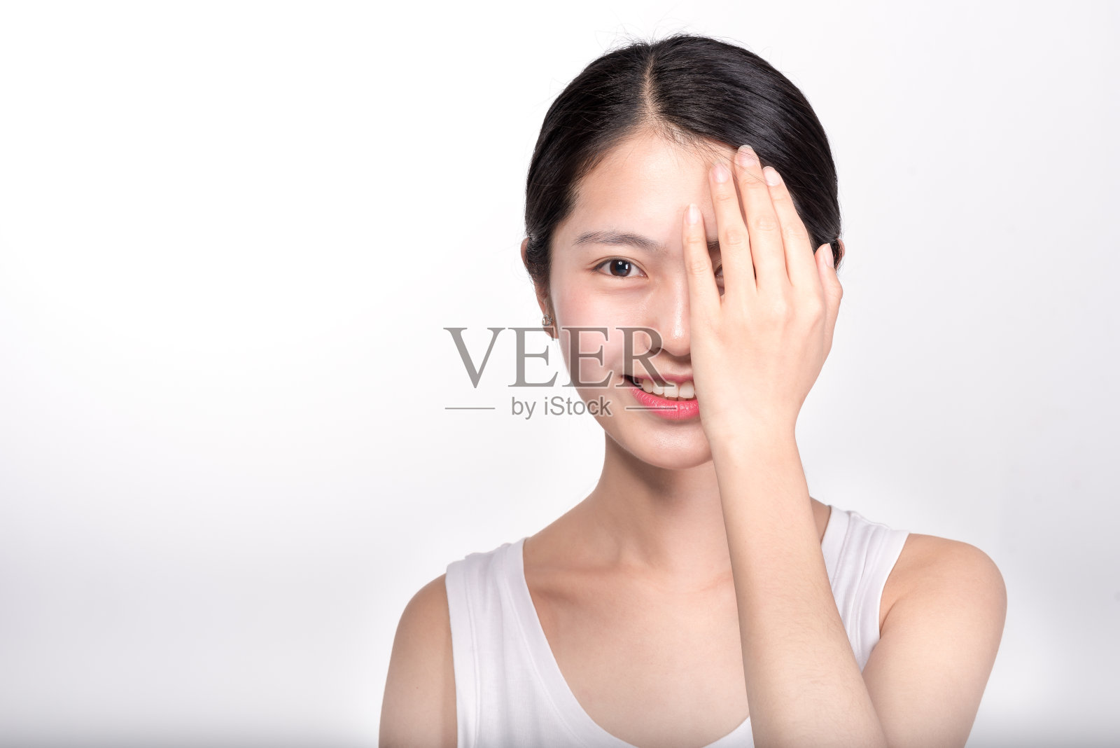 特写年轻的亚洲女人的脸与干净的皮肤照片摄影图片