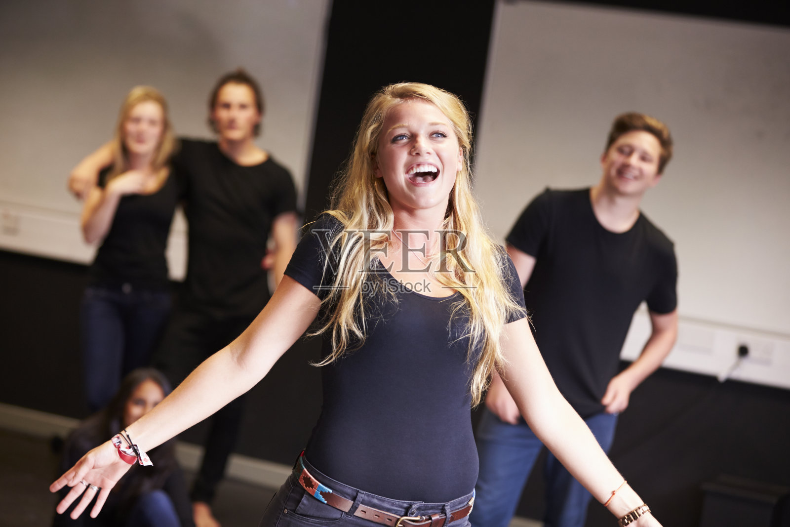 在戏剧学院上歌唱课的学生照片摄影图片