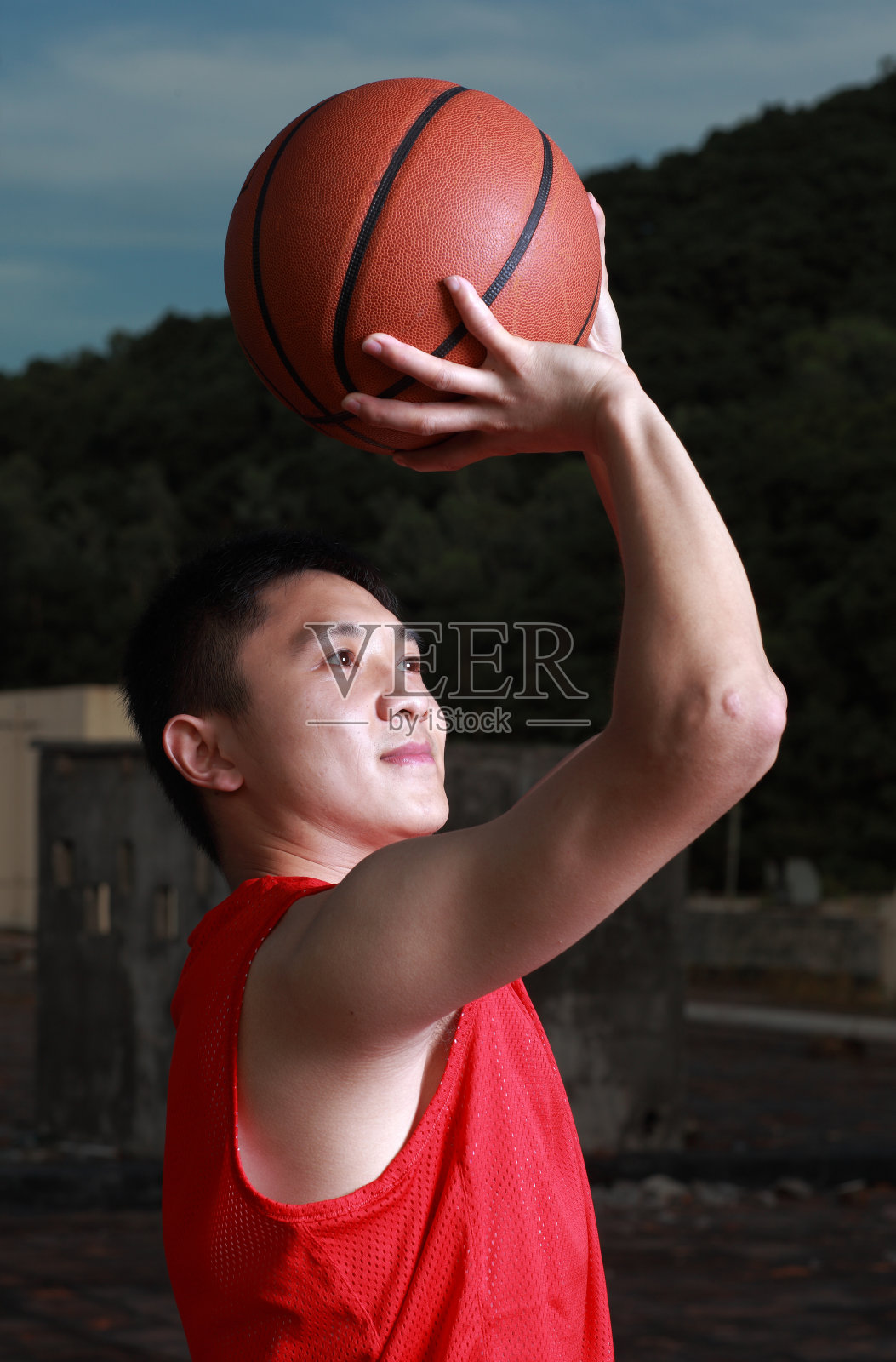 拿着篮球的运动员照片摄影图片
