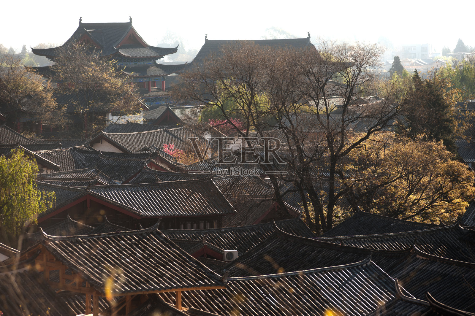历史悠久的丽江大研古镇的屋顶。照片摄影图片