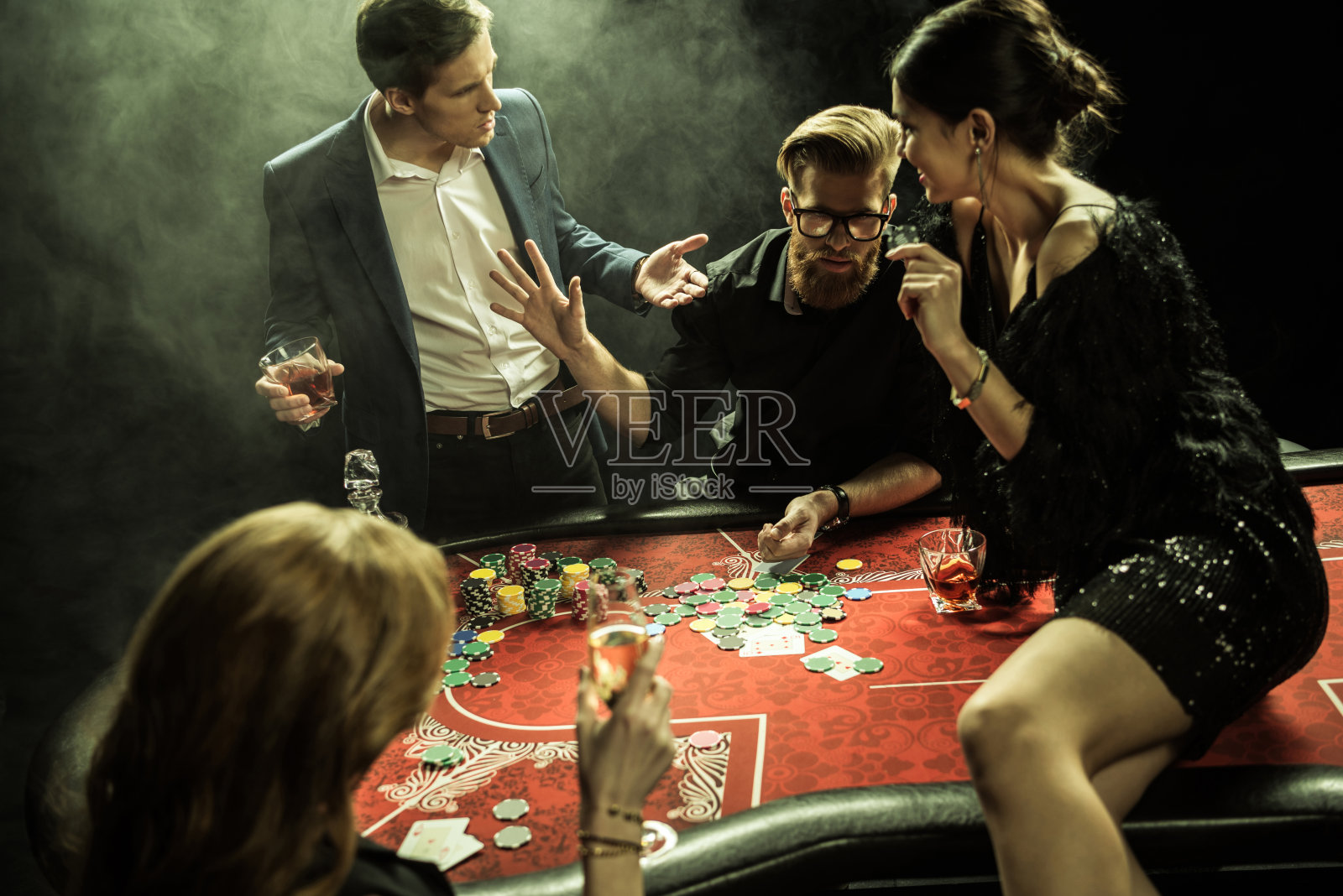 一组人玩扑克的侧面图照片摄影图片