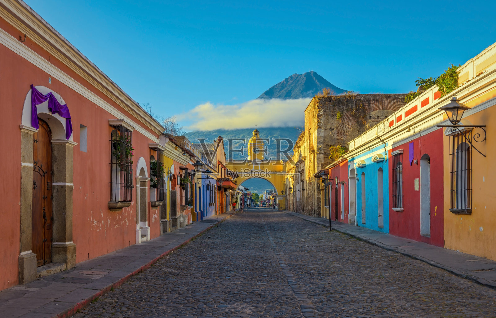 日出时分的安提瓜城照片摄影图片