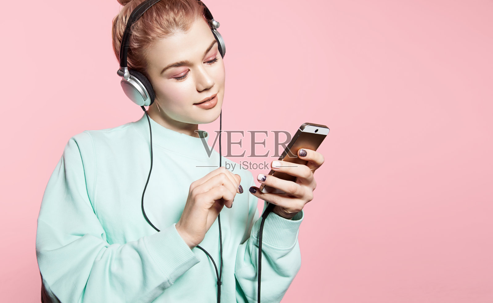 年轻女子戴着耳机听音乐照片摄影图片