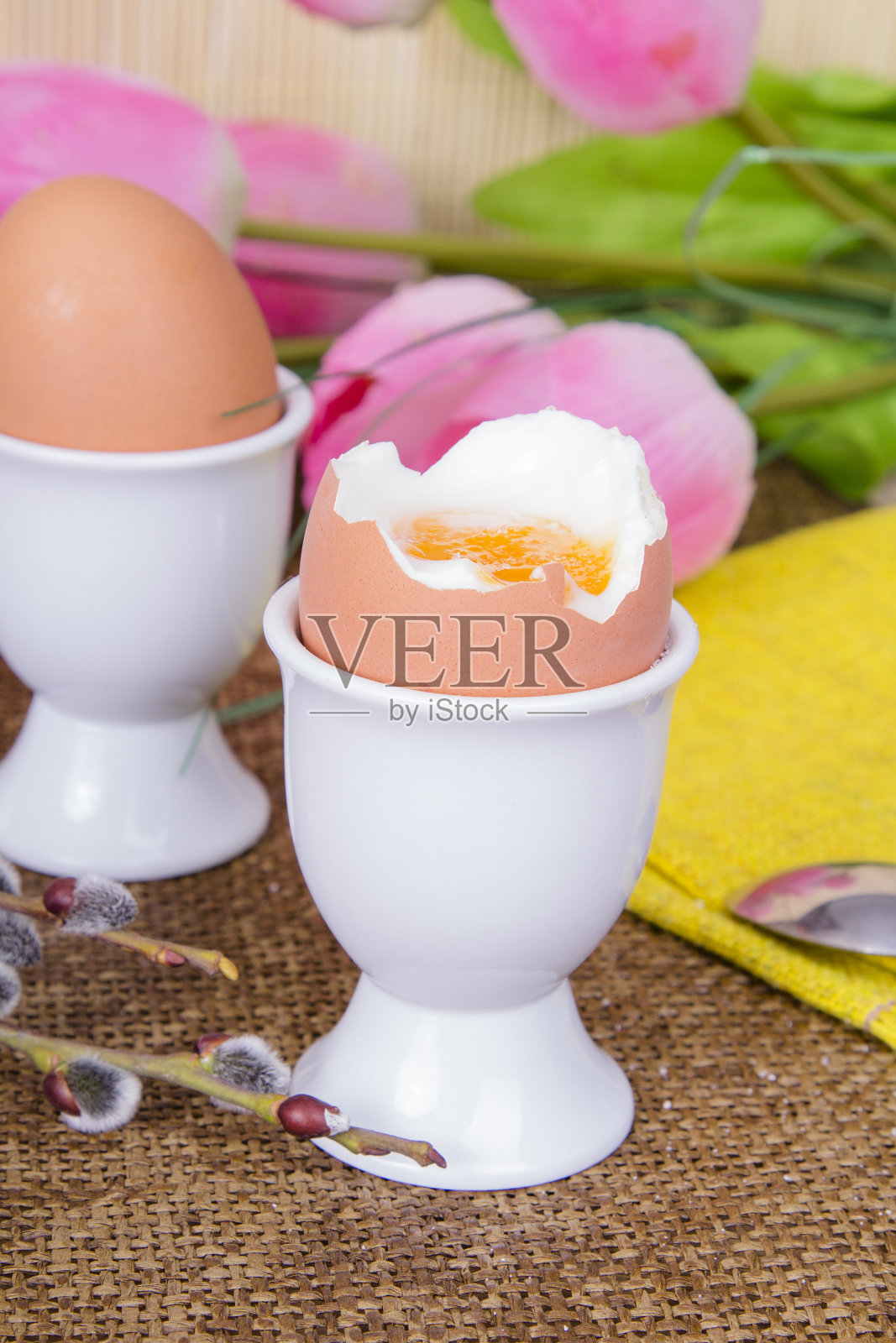 复活节早餐——溏心蛋照片摄影图片