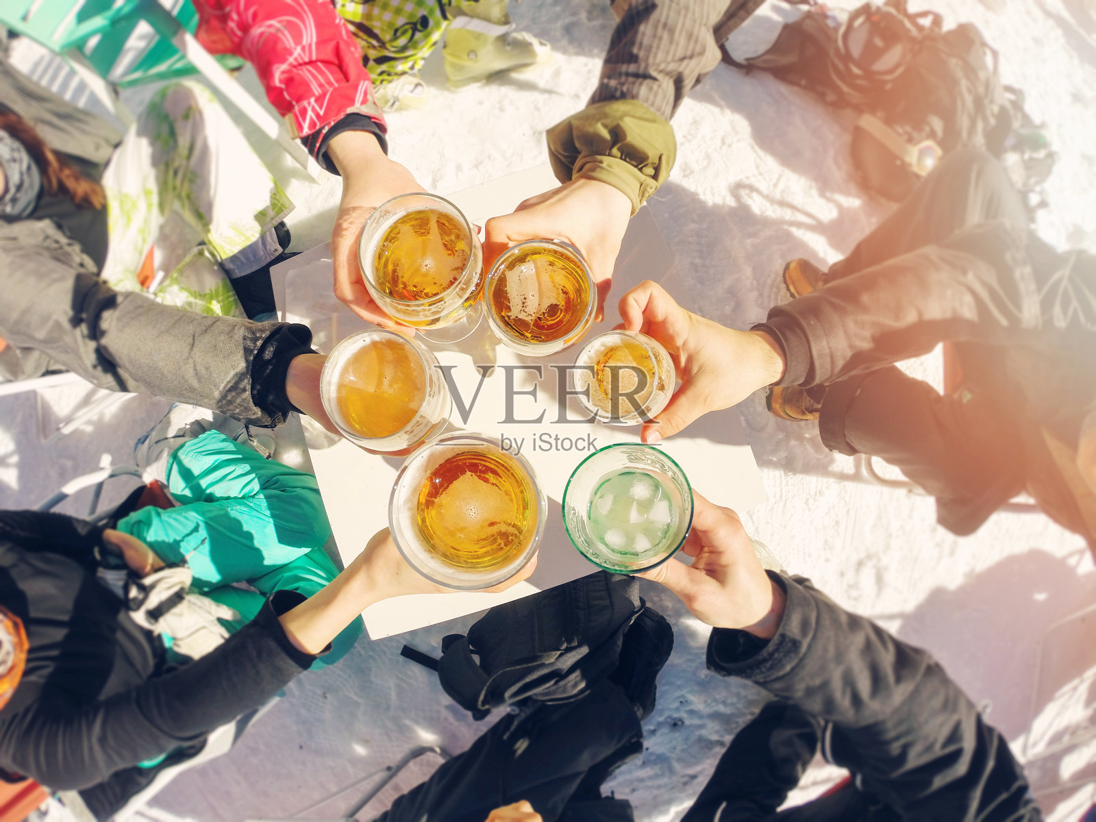 寒假-一群朋友在滑雪胜地喝啤酒休息照片摄影图片