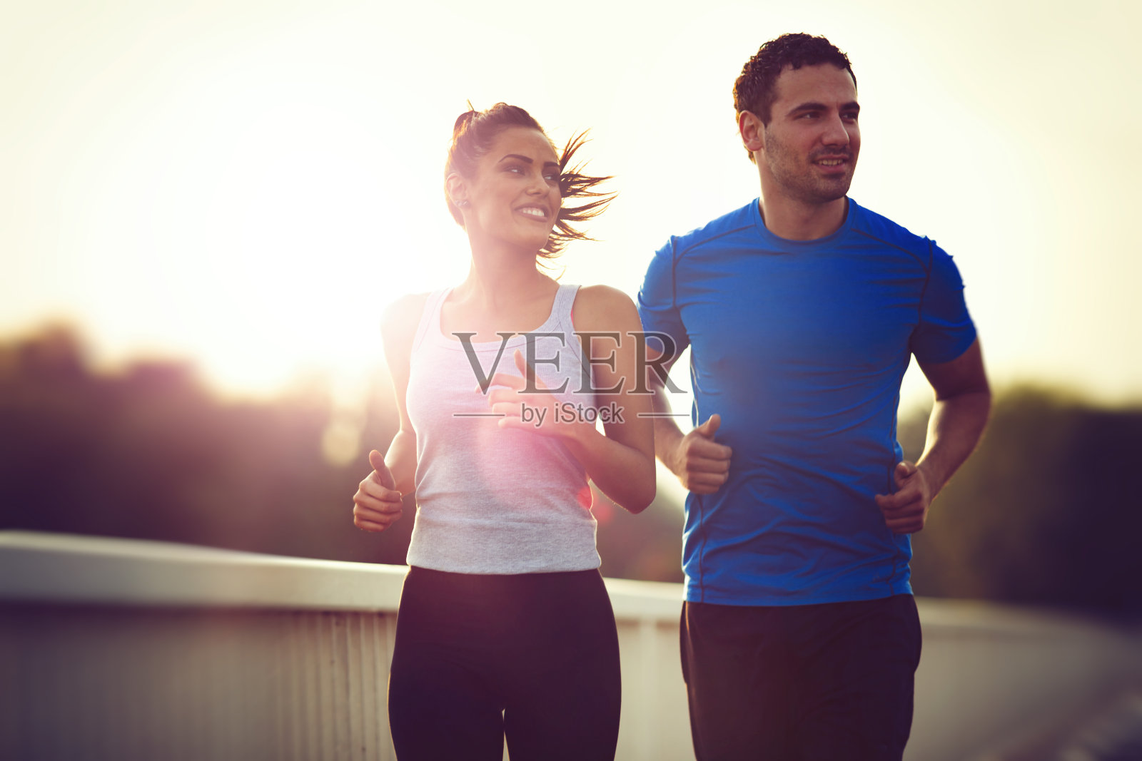 美丽的运动夫妇在户外跑步和慢跑照片摄影图片