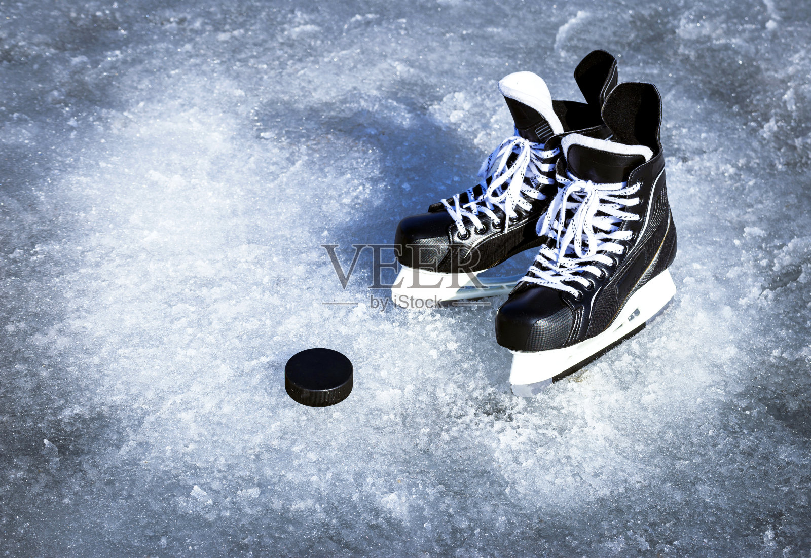 溜冰鞋适合在露天冰上进行冬季运动。照片摄影图片