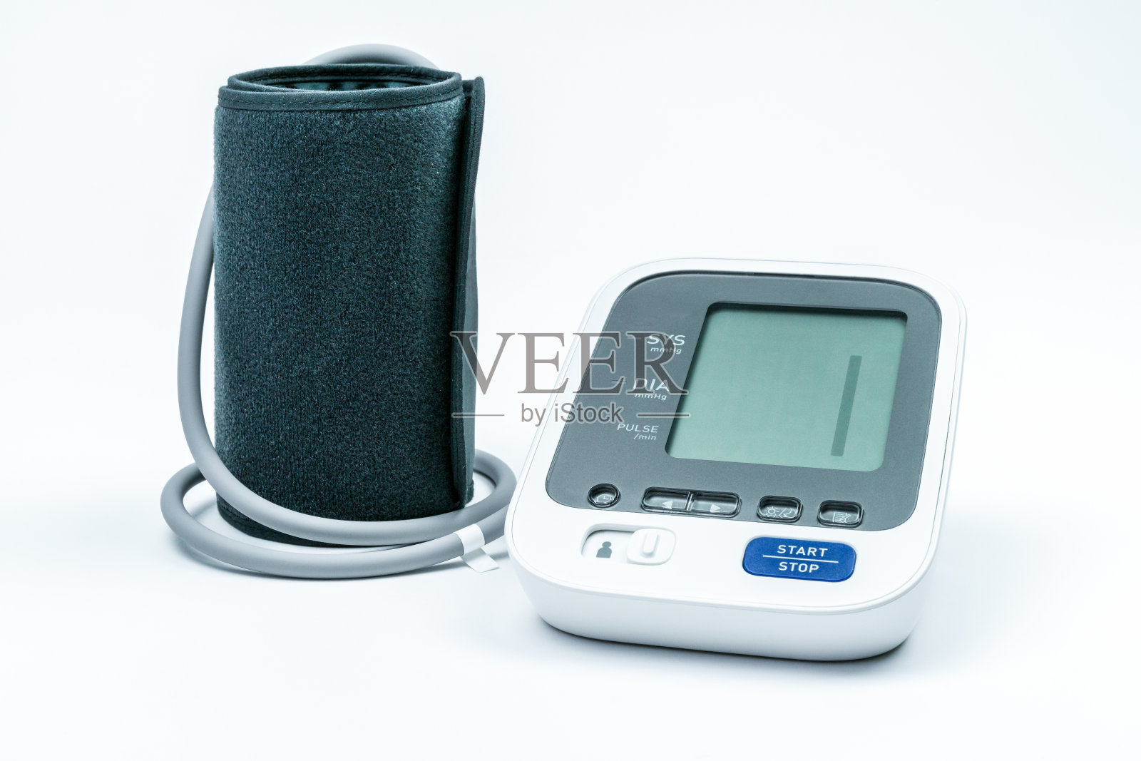 自动便携式血压机与袖口隔离白色，工作室拍摄。照片摄影图片