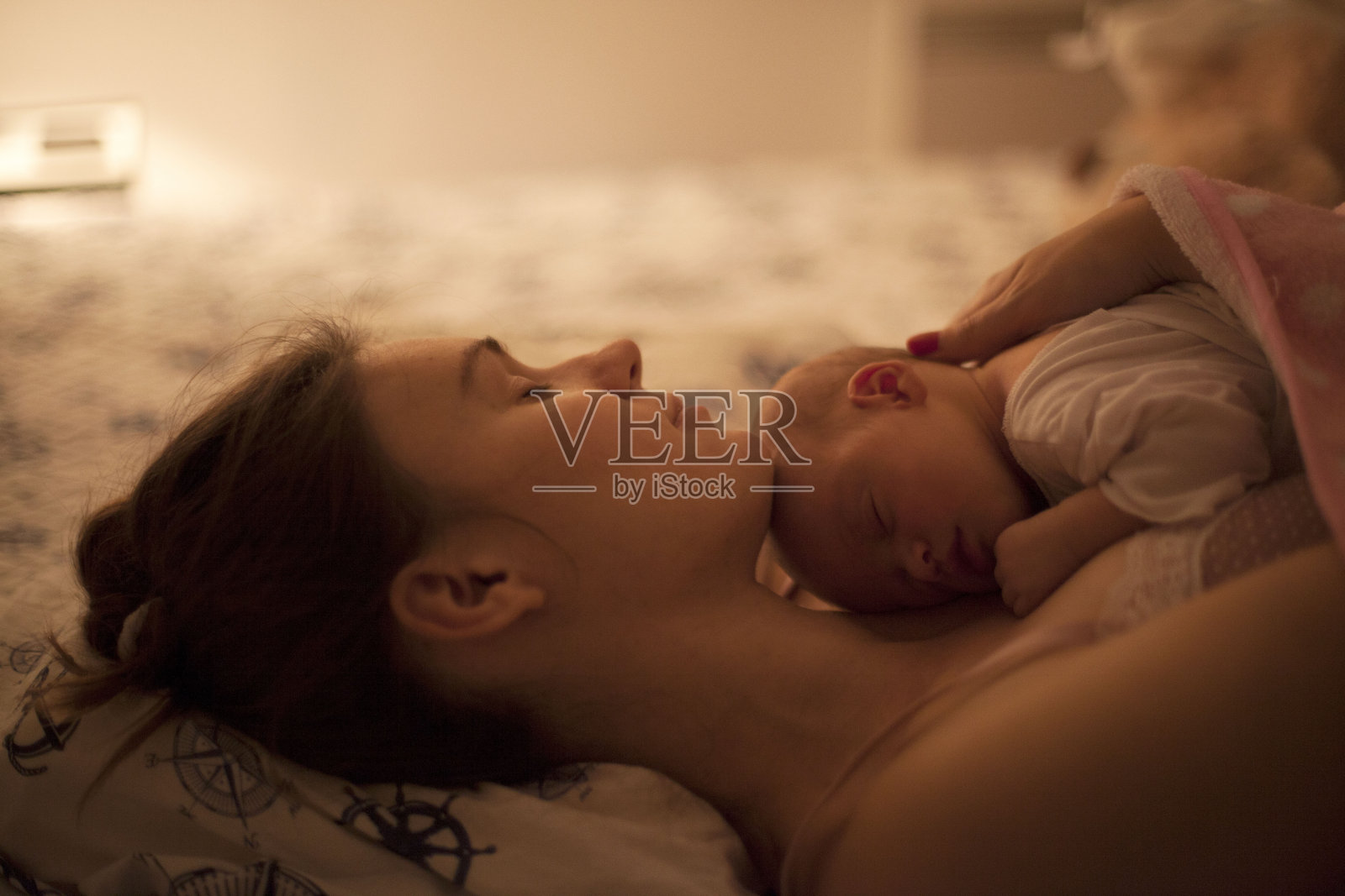 在母亲怀抱中熟睡的新生婴儿照片摄影图片