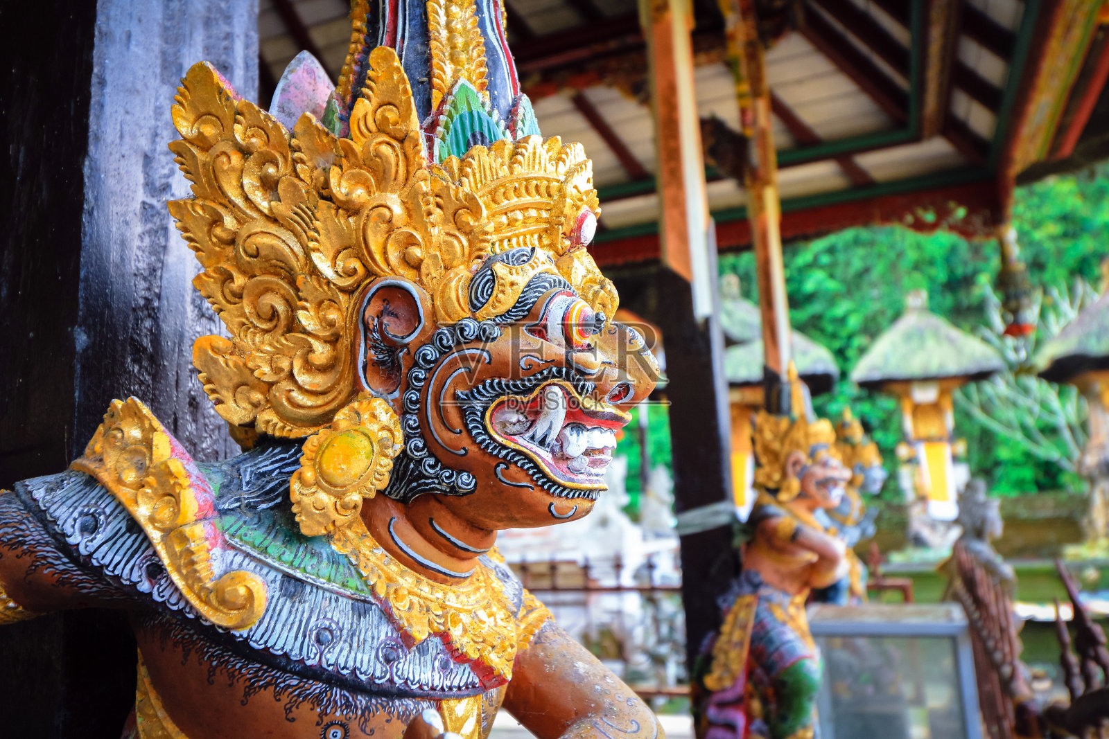 丰富多彩的巴厘岛的雕像照片摄影图片