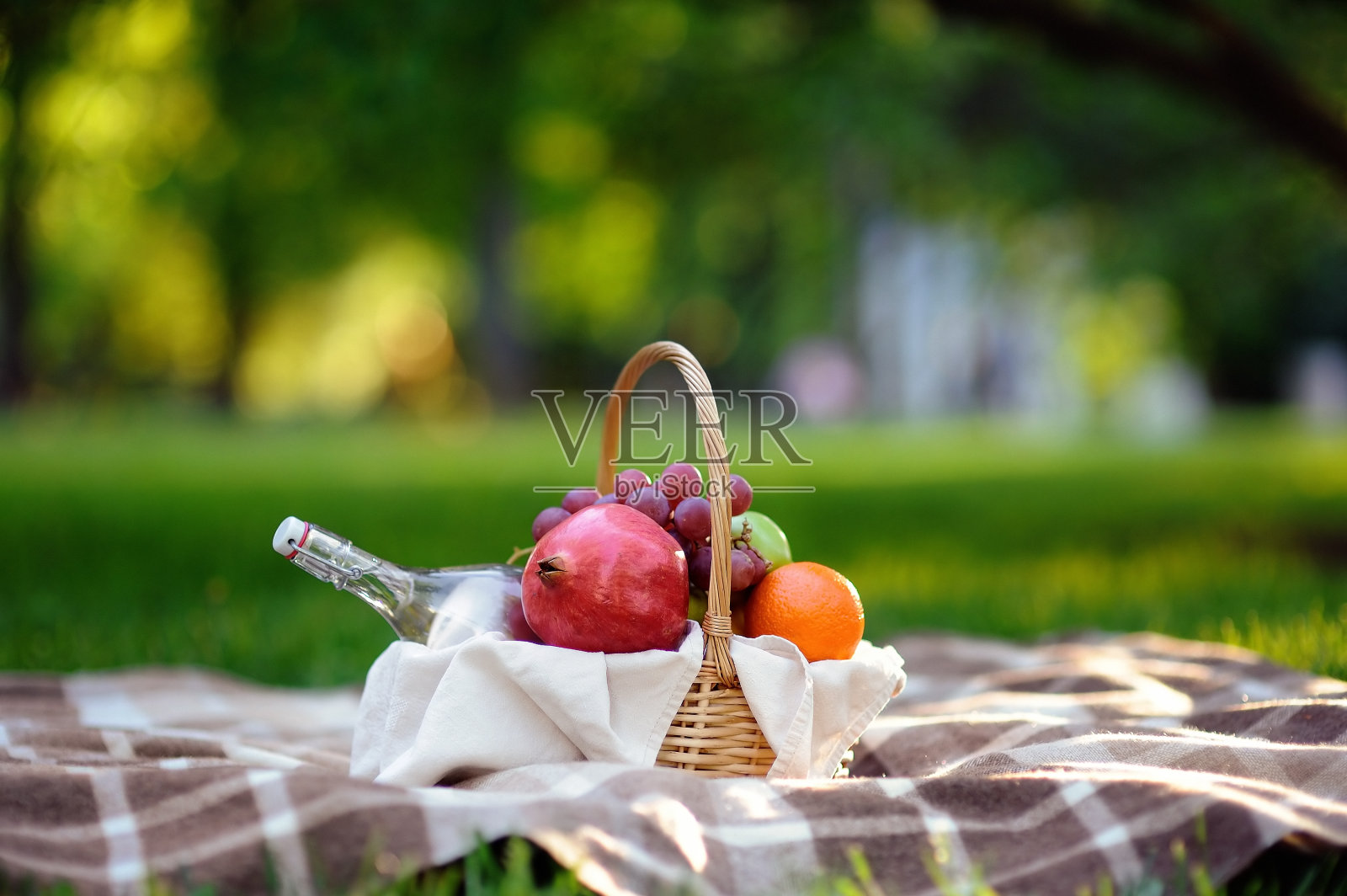 装着水果、食物和水的野餐篮照片摄影图片