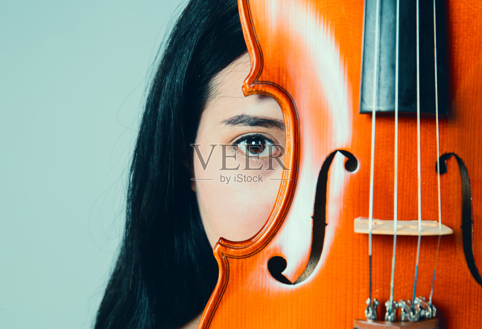 美丽的年轻亚洲女人与小提琴照片摄影图片