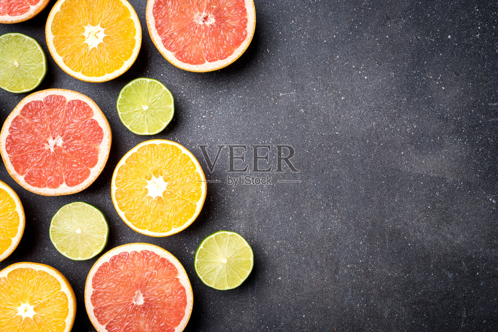 一半的柑橘类水果在深色的核背景照片摄影图片