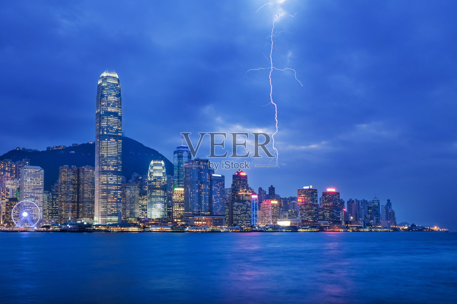 雷雨香港夜景，香港城市。照片摄影图片