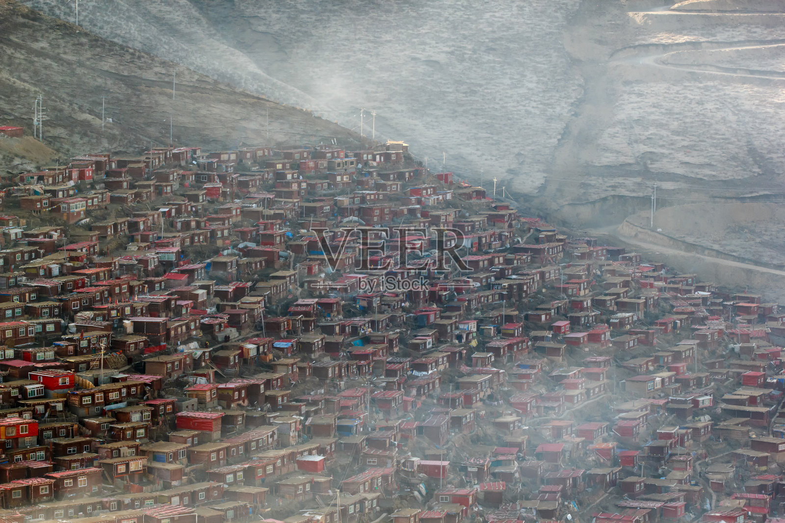 在一个温暖而有雾的早晨，俯瞰拉隆噶(佛教学院)的寺院，中国四川照片摄影图片