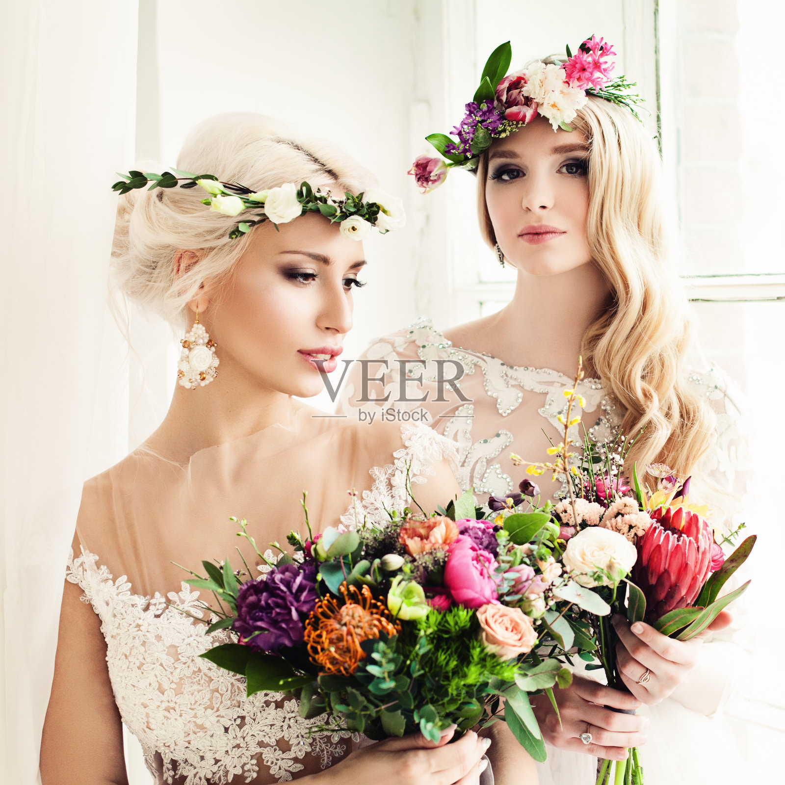 两个漂亮的金发女人未婚妻。采购产品时尚模型与花的安排，花花环，婚礼发型和化妆照片摄影图片