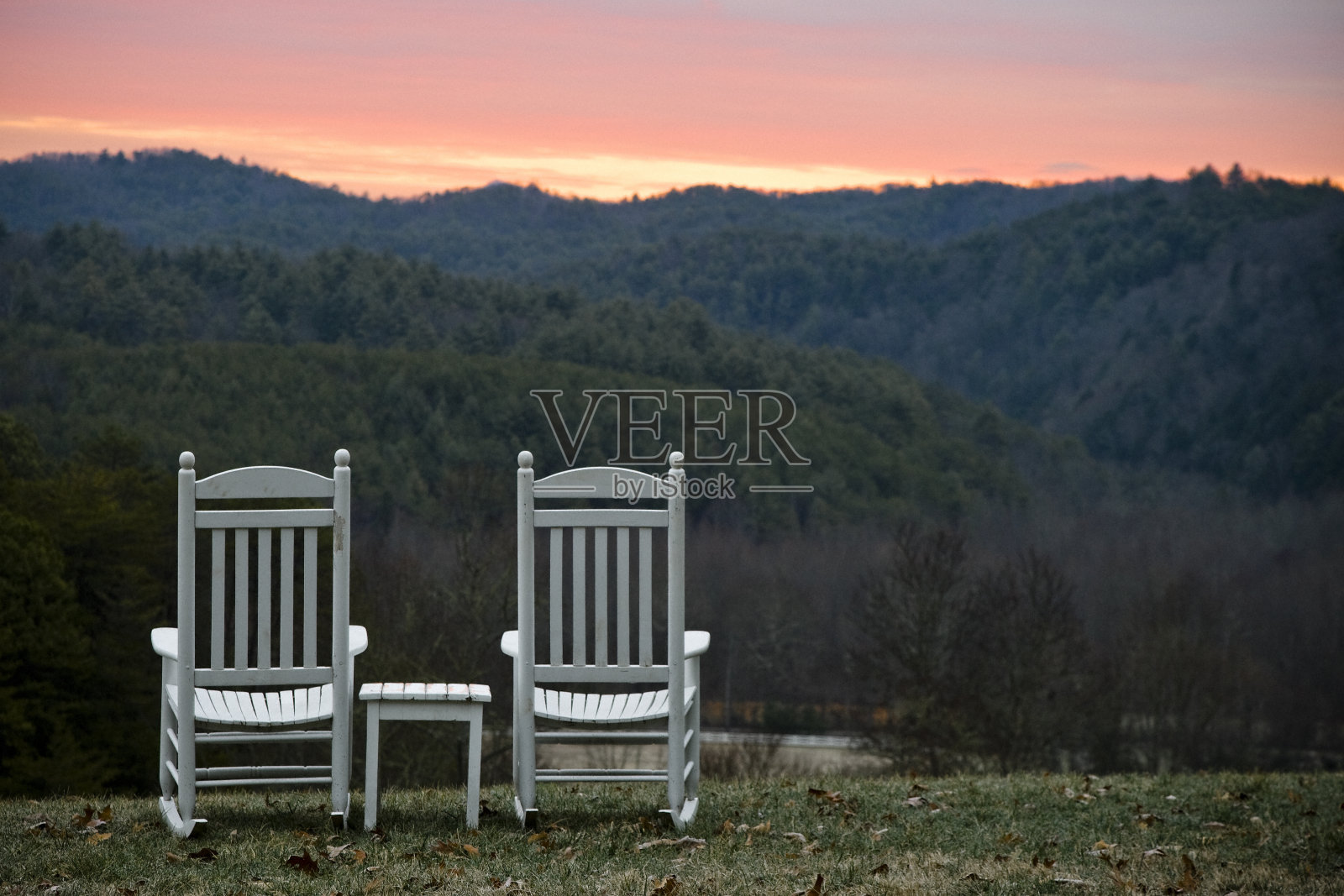 椅子和桌子俯瞰山在日落照片摄影图片