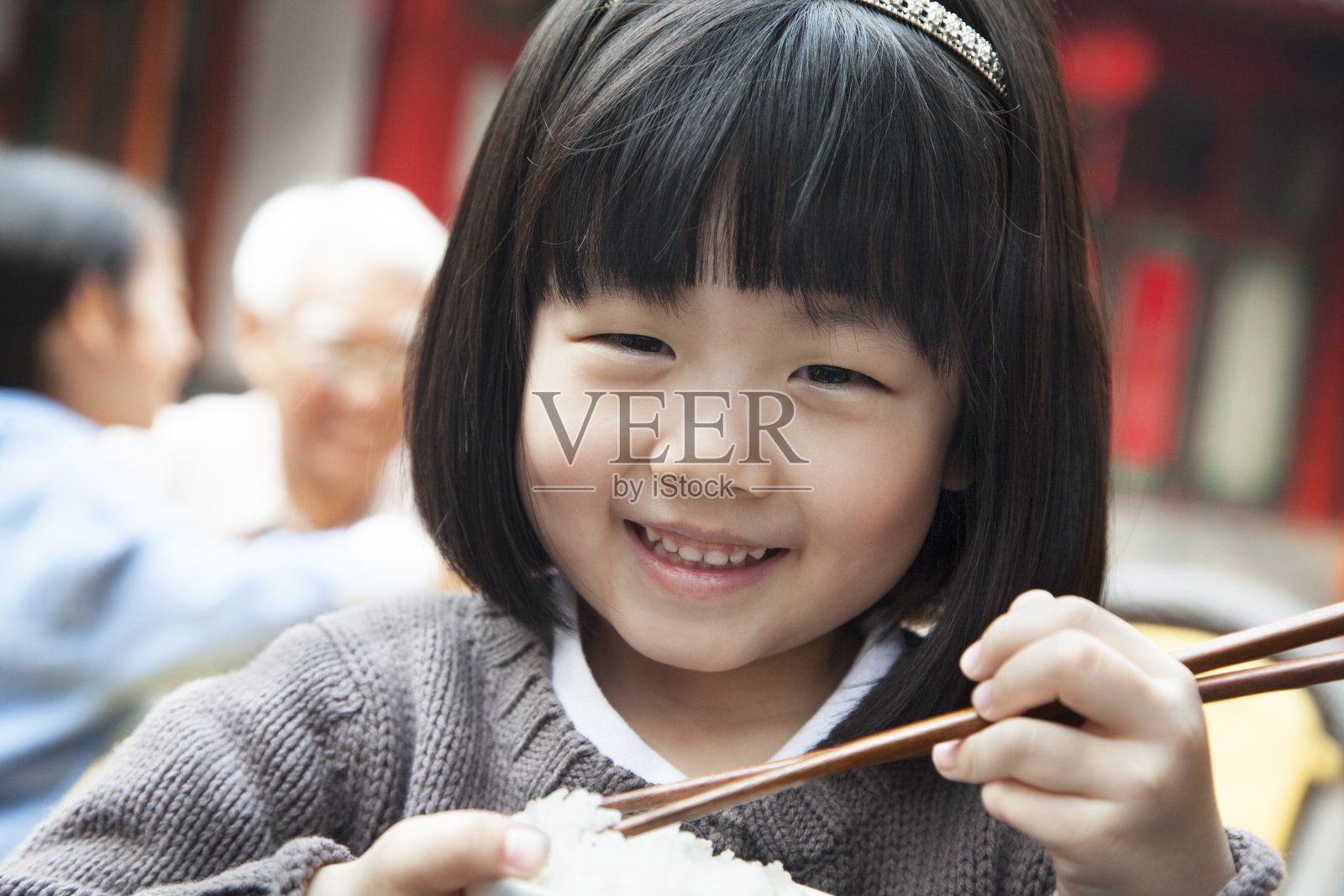 小女孩吃米饭的肖像照片摄影图片