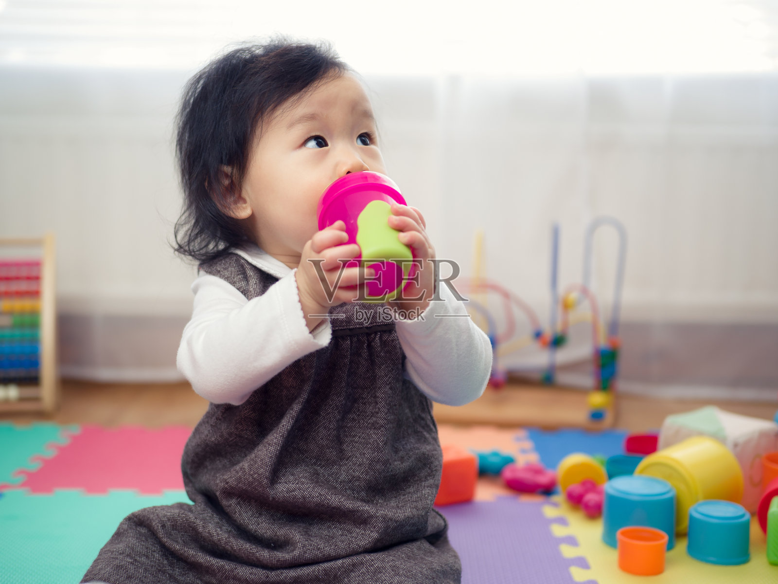 女婴喝水照片摄影图片