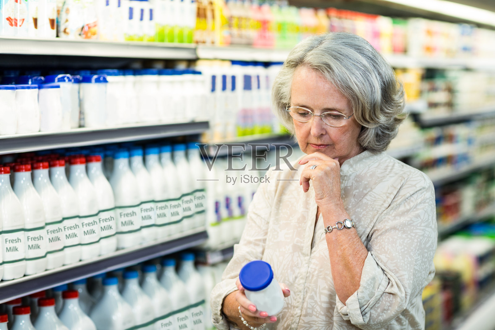 老年妇女购买牛奶照片摄影图片